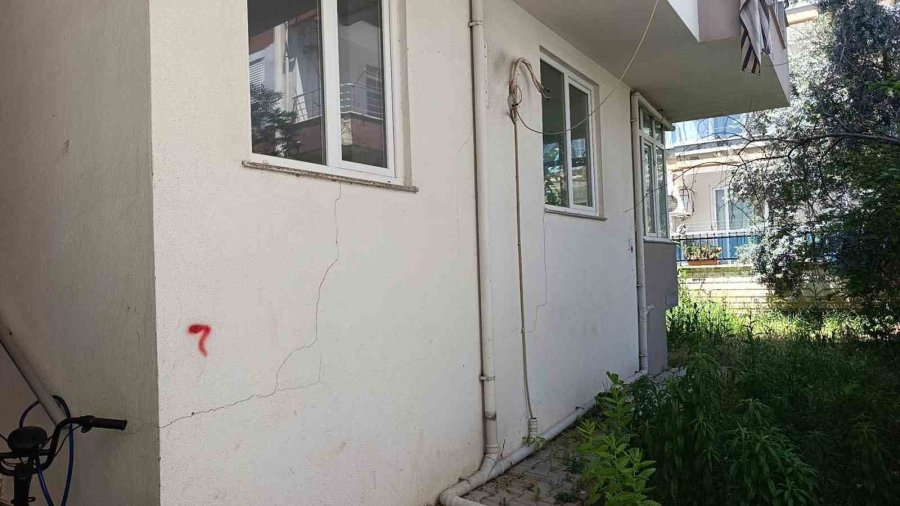 Çatlaklardan Işık Görülen Apartmanda Korku Dolu Yaşam