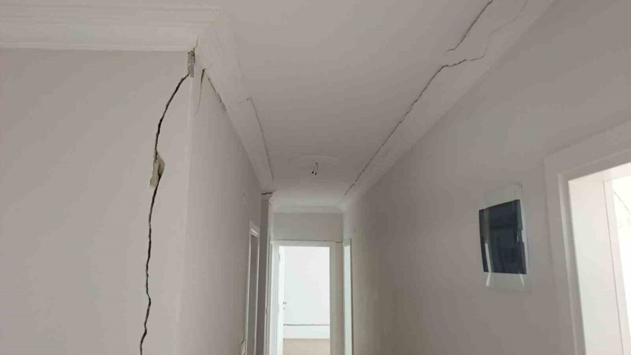 Çatlaklardan Işık Görülen Apartmanda Korku Dolu Yaşam