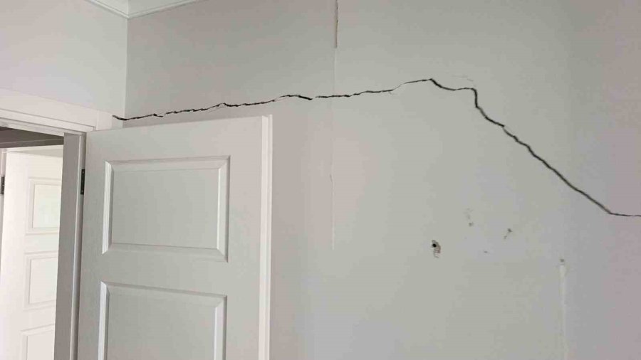 Çatlaklardan Işık Görülen Apartmanda Korku Dolu Yaşam
