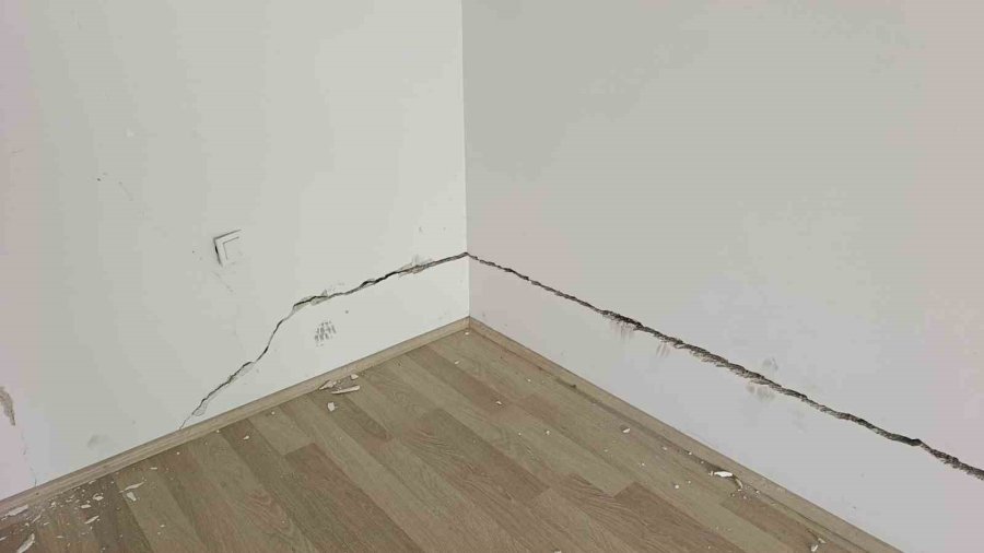 Çatlaklardan Işık Görülen Apartmanda Korku Dolu Yaşam