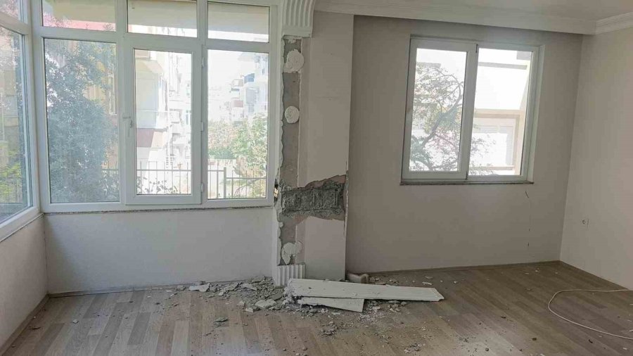 Çatlaklardan Işık Görülen Apartmanda Korku Dolu Yaşam