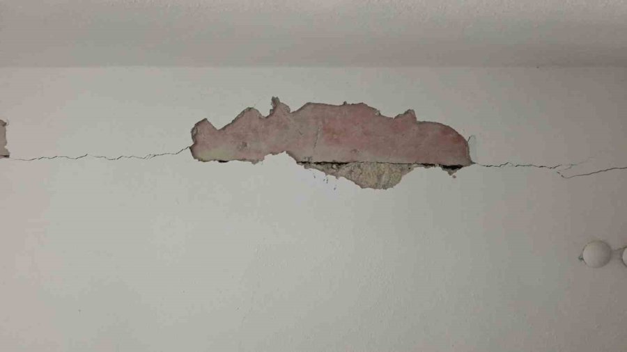 Çatlaklardan Işık Görülen Apartmanda Korku Dolu Yaşam