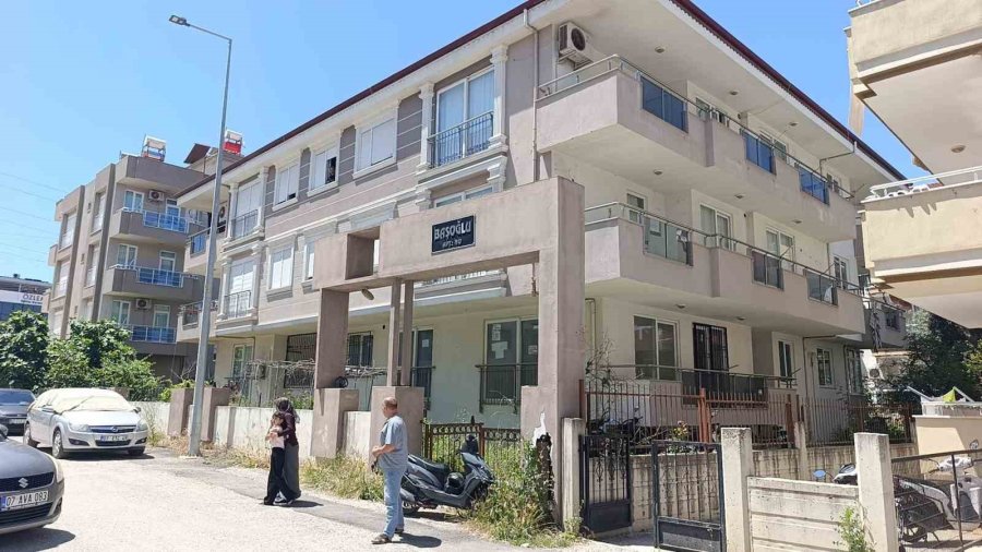 Çatlaklardan Işık Görülen Apartmanda Korku Dolu Yaşam
