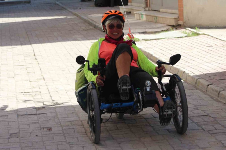 Fransa’dan Bisikletle Yola Çıkan Çift Karapınar’da Mola Verdi