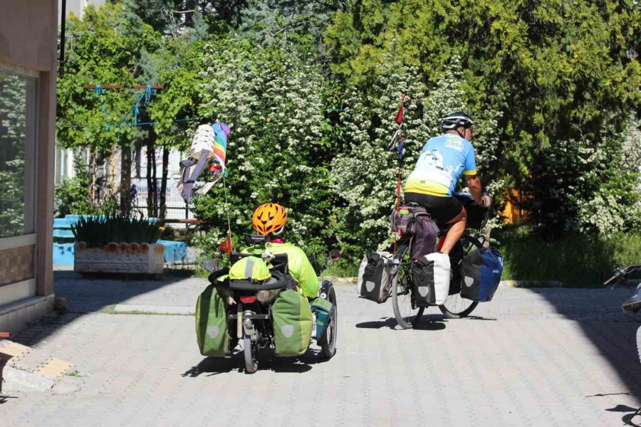 Fransa’dan Bisikletle Yola Çıkan Çift Karapınar’da Mola Verdi