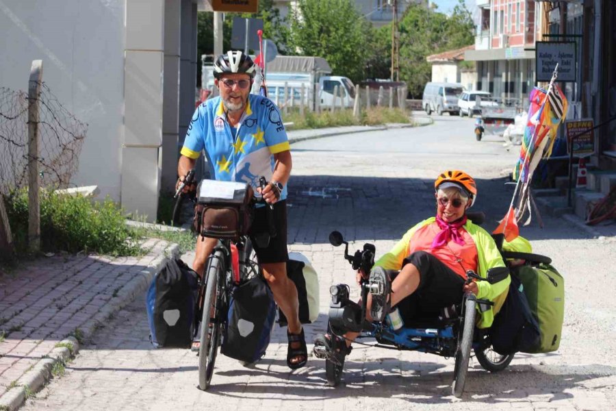 Fransa’dan Bisikletle Yola Çıkan Çift Karapınar’da Mola Verdi