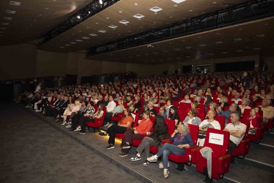 Mersin’de ‘naftalin Kokulu Anılar Sandığı’ Konseri İzleyenleri Geçmişe Götürdü