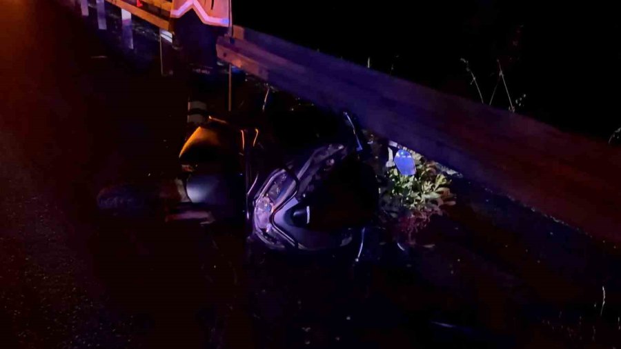 Mazgala Takılan Motosiklet Bariyerlere Çarptı: 1 Ağır Yaralı