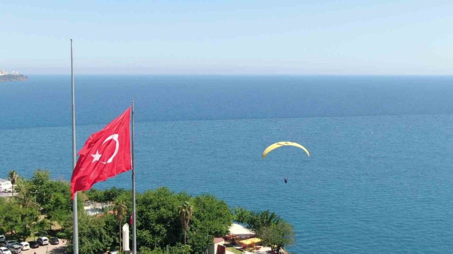 Bayramın Son Gününde Tatilciler Konyaaltı Sahili’ne Akın Etti