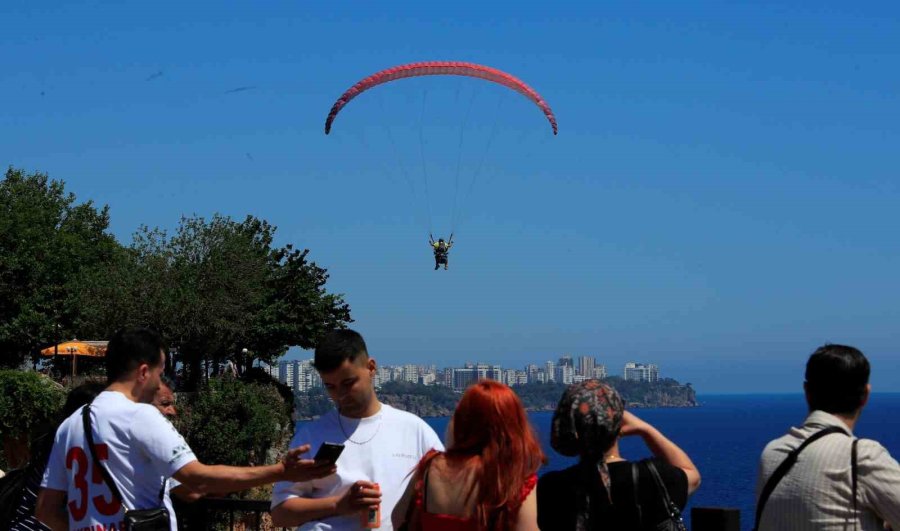 Bayramın Son Gününde Tatilciler Konyaaltı Sahili’ne Akın Etti