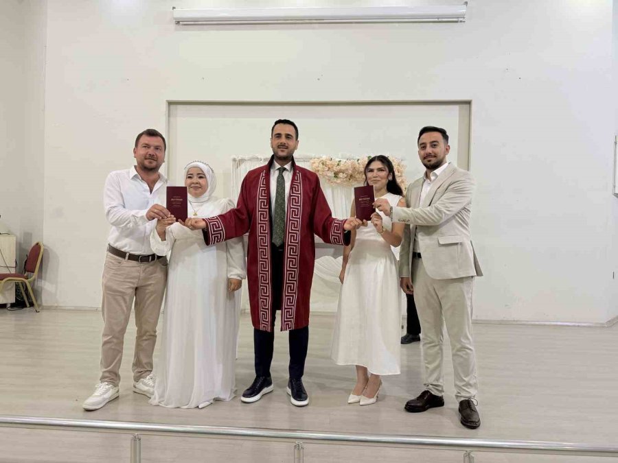 Kardeşlerin Çifte Mutluluğu: Aynı Gün Evlenip, Birbirlerine Şahit Oldular