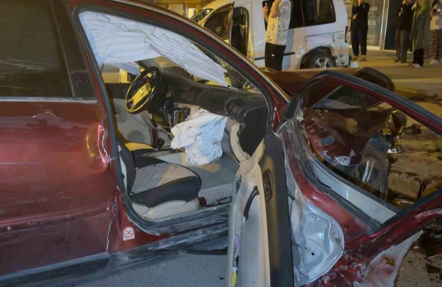 Alkollü Sürücü 4 Araca Birden Çarptı: 2 Yaralı