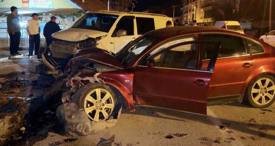 Alkollü Sürücü 4 Araca Birden Çarptı: 2 Yaralı