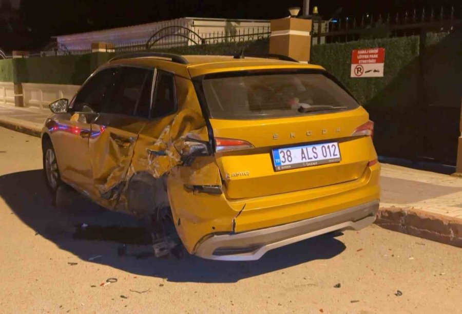 Alkollü Sürücü 4 Araca Birden Çarptı: 2 Yaralı