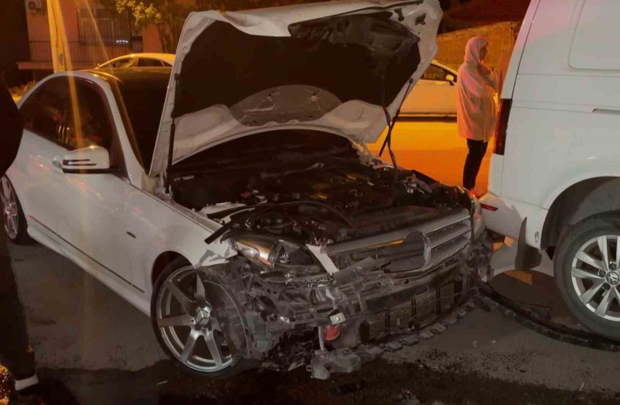 Alkollü Sürücü 4 Araca Birden Çarptı: 2 Yaralı