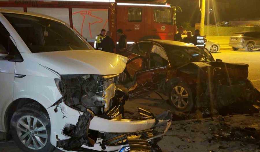 Alkollü Sürücü 4 Araca Birden Çarptı: 2 Yaralı