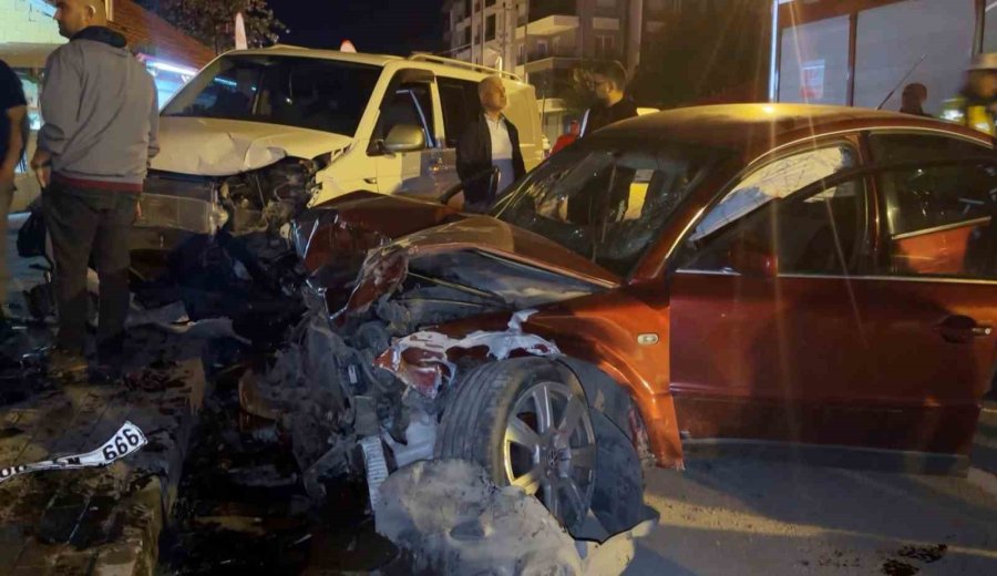 Alkollü Sürücü 4 Araca Birden Çarptı: 2 Yaralı