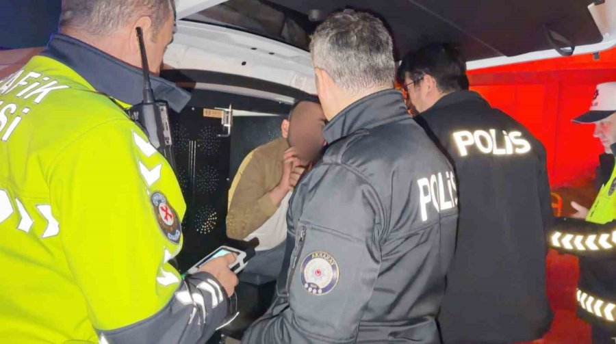 Alkol Alıp Kaza Yaptı, Her Şeyi Unuttu Ama Eşini Unutmadı