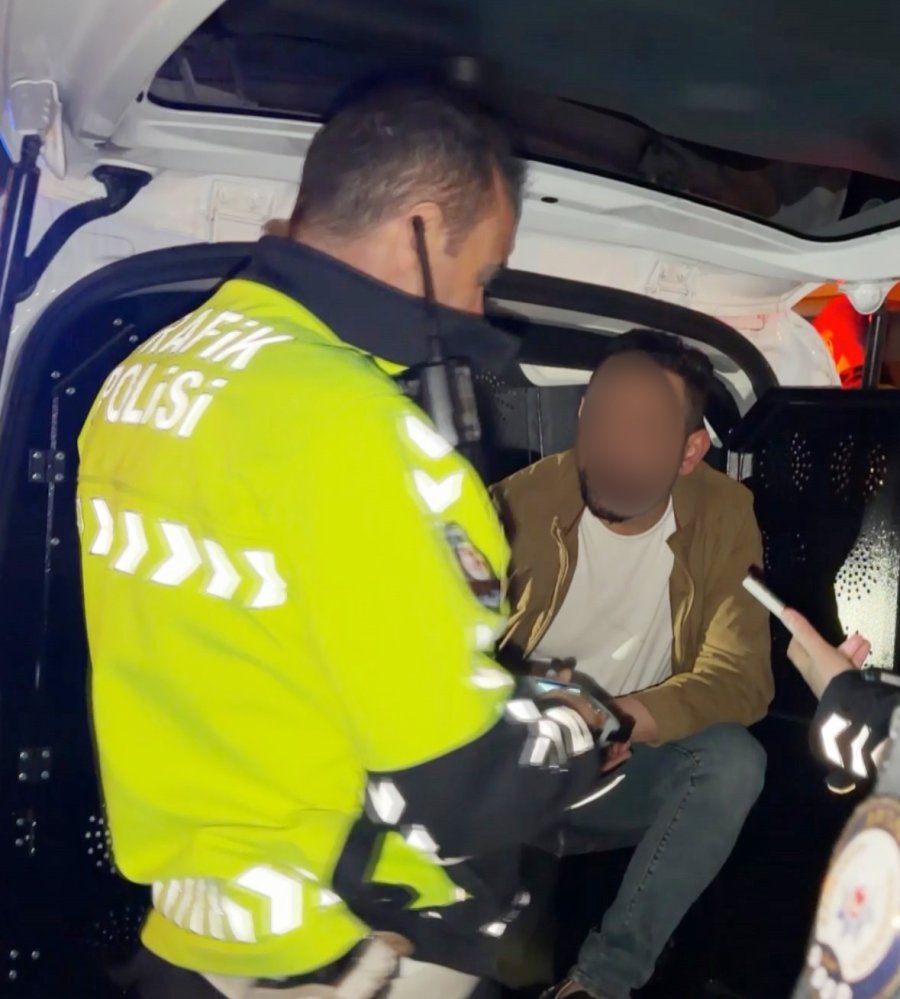 Alkol Alıp Kaza Yaptı, Her Şeyi Unuttu Ama Eşini Unutmadı