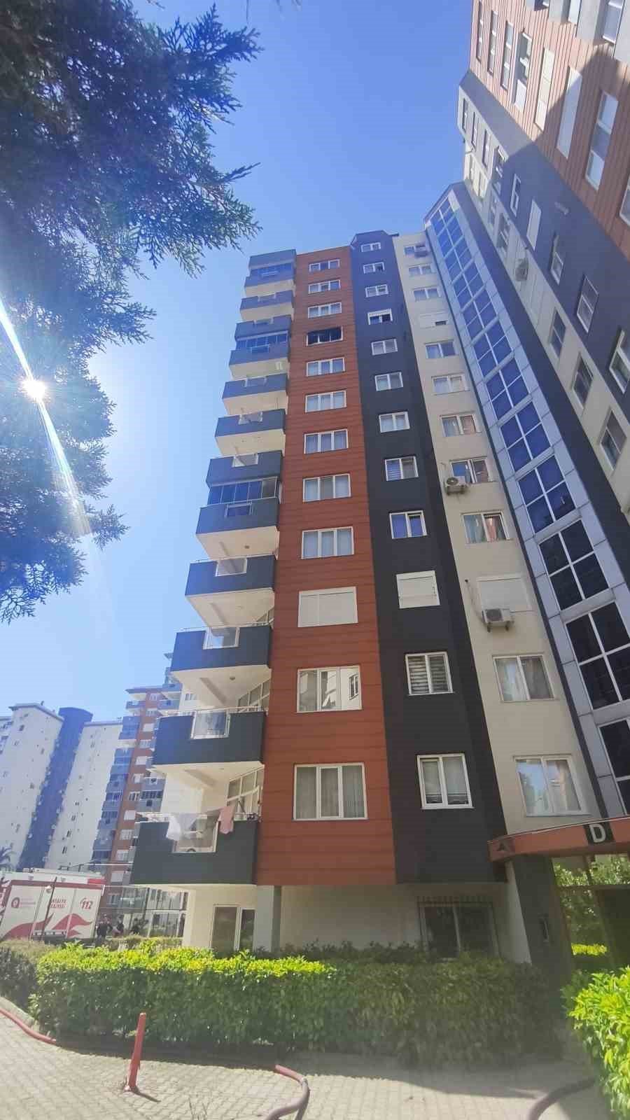 Oyun Oynarken Yakılan Mum Daireyi Küle Çevirdi