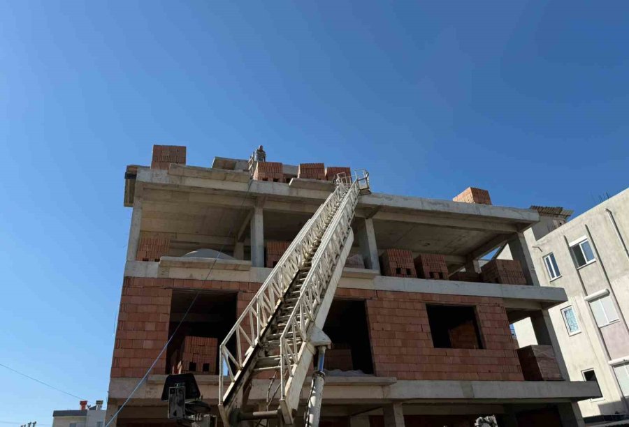 Antalya’da İnşaatta Mahsur Kalan Ustayı İtfaiye Ekipleri Kurtardı