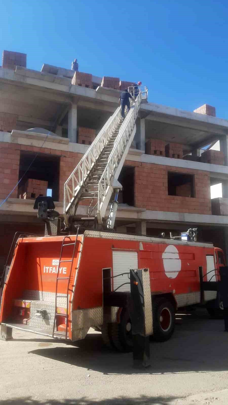 Antalya’da İnşaatta Mahsur Kalan Ustayı İtfaiye Ekipleri Kurtardı