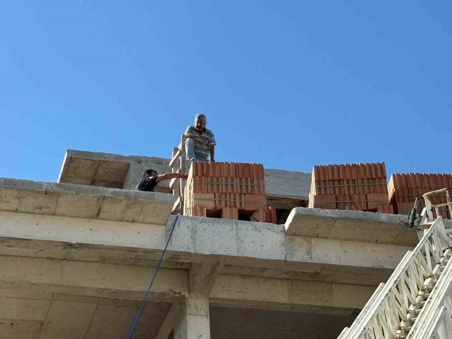 Antalya’da İnşaatta Mahsur Kalan Ustayı İtfaiye Ekipleri Kurtardı