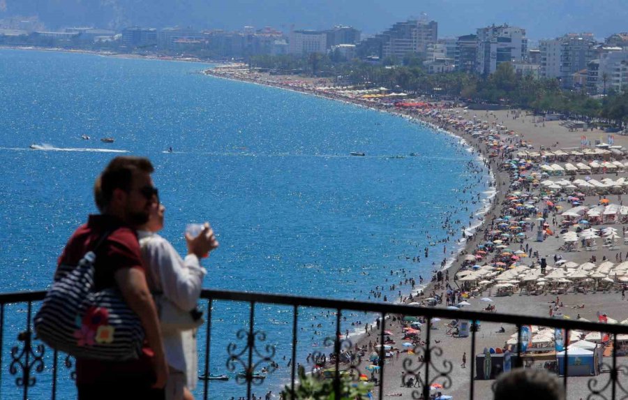 Bayramın Son Gününde Tatilciler Konyaaltı Sahili’ne Akın Etti