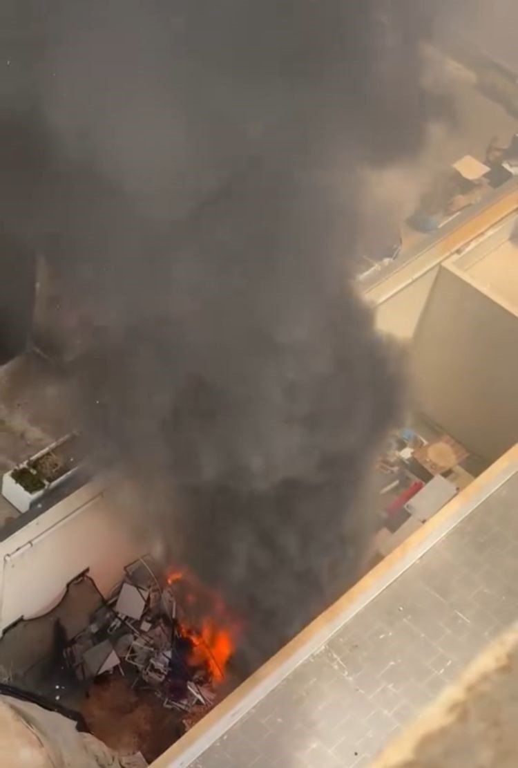 İşyerinin Arkasındaki Eşyalar Yandı, Çevreyi Kara Dumanlar Kapladı