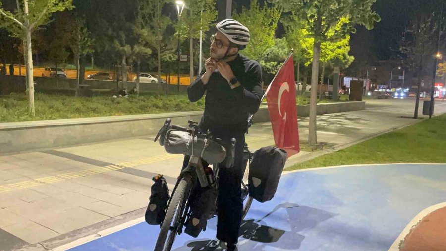 Fransız Turist, Türk Bayrağı Takılı Bisikletiyle Türkiye’yi Geziyor