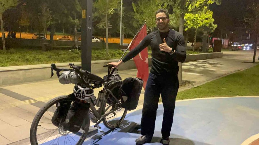 Fransız Turist, Türk Bayrağı Takılı Bisikletiyle Türkiye’yi Geziyor