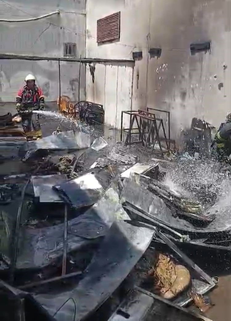 İşyerinin Arkasındaki Eşyalar Yandı, Çevreyi Kara Dumanlar Kapladı