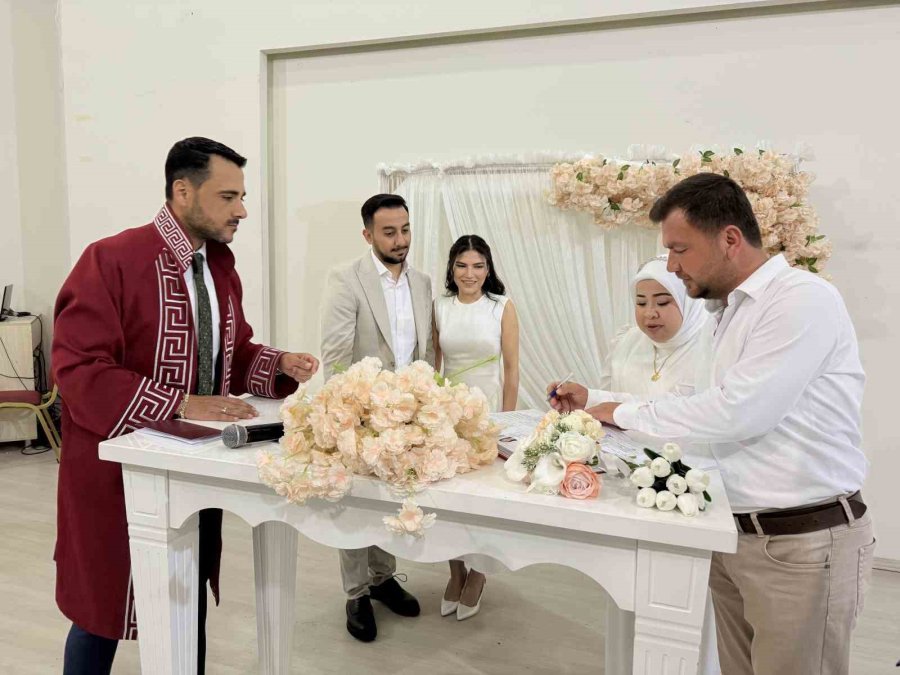 Kardeşlerin Çifte Mutluluğu: Aynı Gün Evlenip, Birbirlerine Şahit Oldular