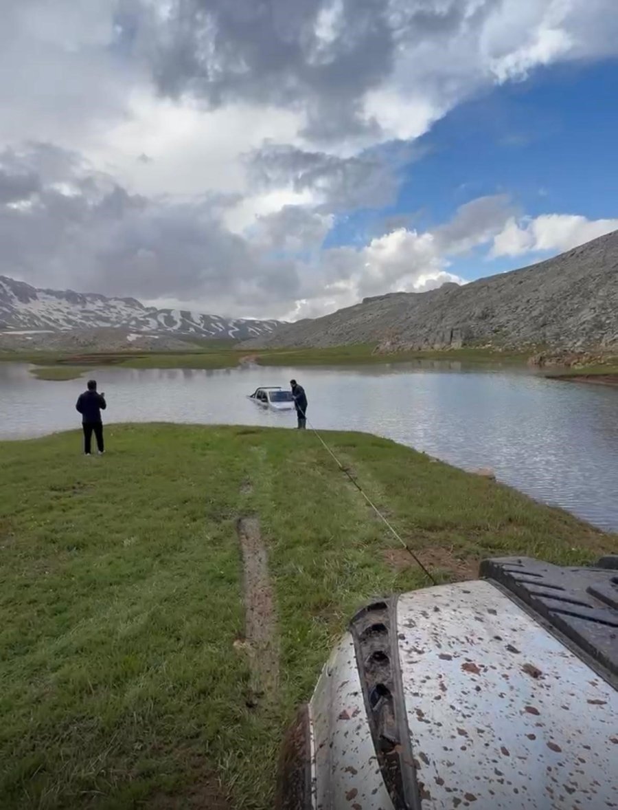Göletten Geçmek İsterken Aracıyla Mahsur Kaldı, Yardımına Arkadaşları Yetişti