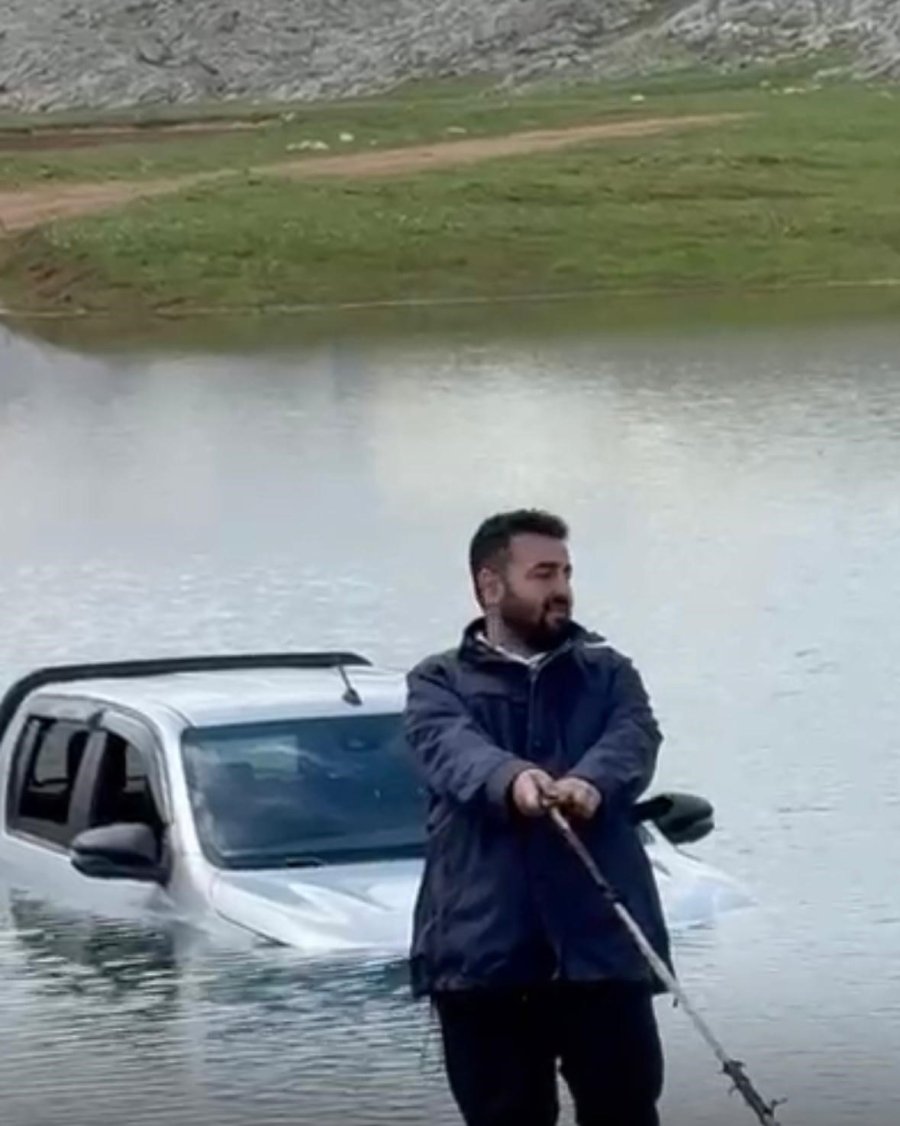 Göletten Geçmek İsterken Aracıyla Mahsur Kaldı, Yardımına Arkadaşları Yetişti