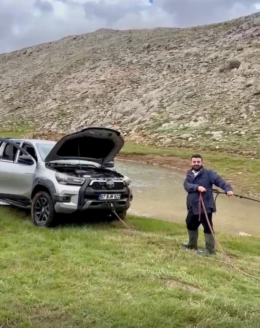 Göletten Geçmek İsterken Aracıyla Mahsur Kaldı, Yardımına Arkadaşları Yetişti