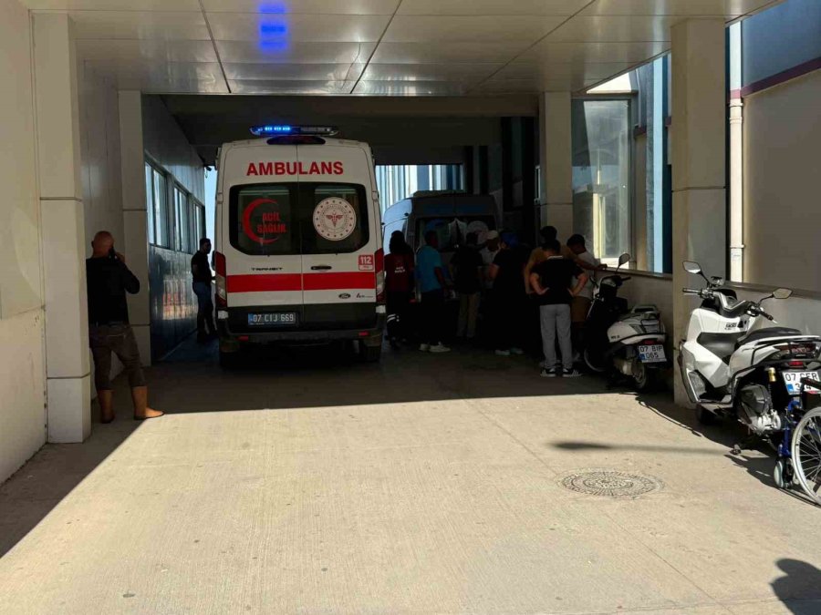 Traktörün Altında Kalmaktan Saniyelerle Kurtuldular, Kazaya Sebep Olan Sürücü Kaçtı