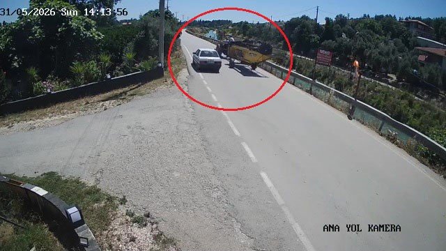 Traktörün Altında Kalmaktan Saniyelerle Kurtuldular, Kazaya Sebep Olan Sürücü Kaçtı