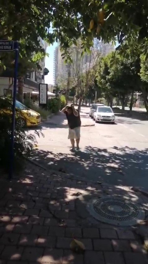 Yolda Yürürken Kargaların Saldırısına Uğradı Neye Uğradığını Anlamadı