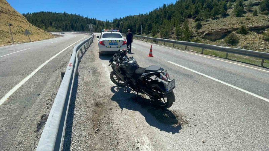 Kontrolden Çıkan Motosiklet Bariyerlere Çarptı: 1 Yaralı