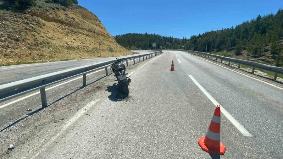 Kontrolden Çıkan Motosiklet Bariyerlere Çarptı: 1 Yaralı