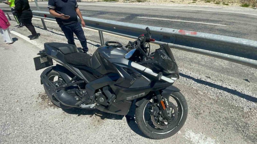 Kontrolden Çıkan Motosiklet Bariyerlere Çarptı: 1 Yaralı