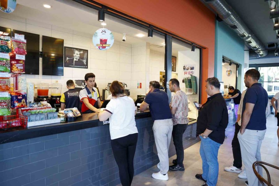 Mersin’de Bayramın Adresi Belediye Kafeleri Oldu