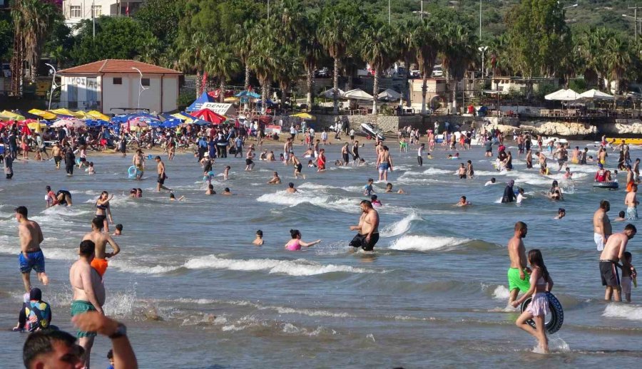 Bayram Tatili Dolu Dolu Geçti, Sahillerdeki Yoğunluk Dikkat Çekti