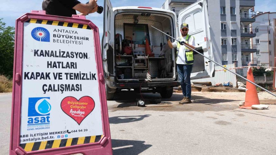 Asat Kanalizasyon Hattı Temizliği Ve Kapak Düzenleme Çalışmalarını Sürdürüyor