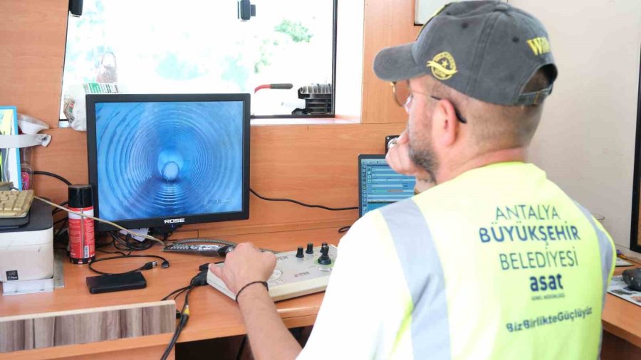 Asat Kanalizasyon Hattı Temizliği Ve Kapak Düzenleme Çalışmalarını Sürdürüyor