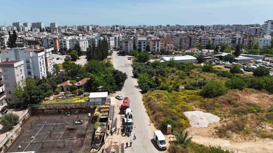 Asat Kanalizasyon Hattı Temizliği Ve Kapak Düzenleme Çalışmalarını Sürdürüyor