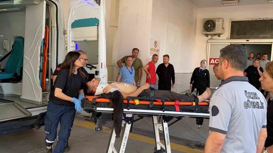 Otomobil İle Hafif Ticari Araç Çarpıştı: 6 Yaralı