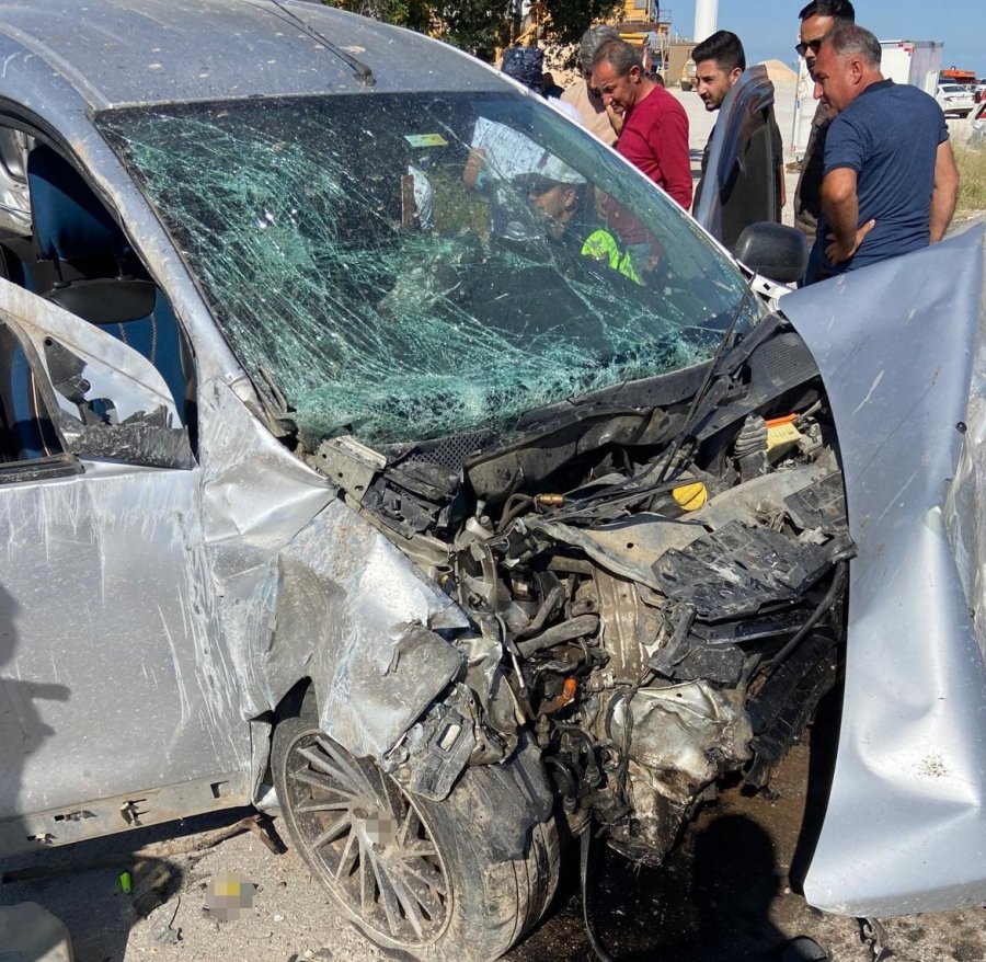 Otomobil İle Hafif Ticari Araç Çarpıştı: 6 Yaralı