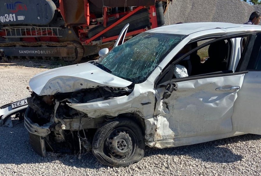 Otomobil İle Hafif Ticari Araç Çarpıştı: 6 Yaralı